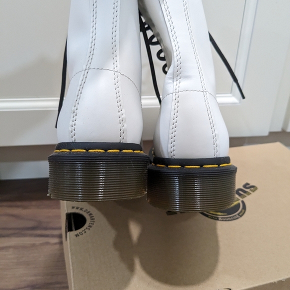 Dr. Martens 1460 white smooth leather 8 eye lace up boots new - Picture 6 of 9